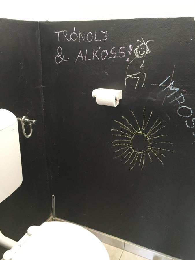 Vadrozsa Vendeghaz Racalmasゲストハウス エクステリア 写真